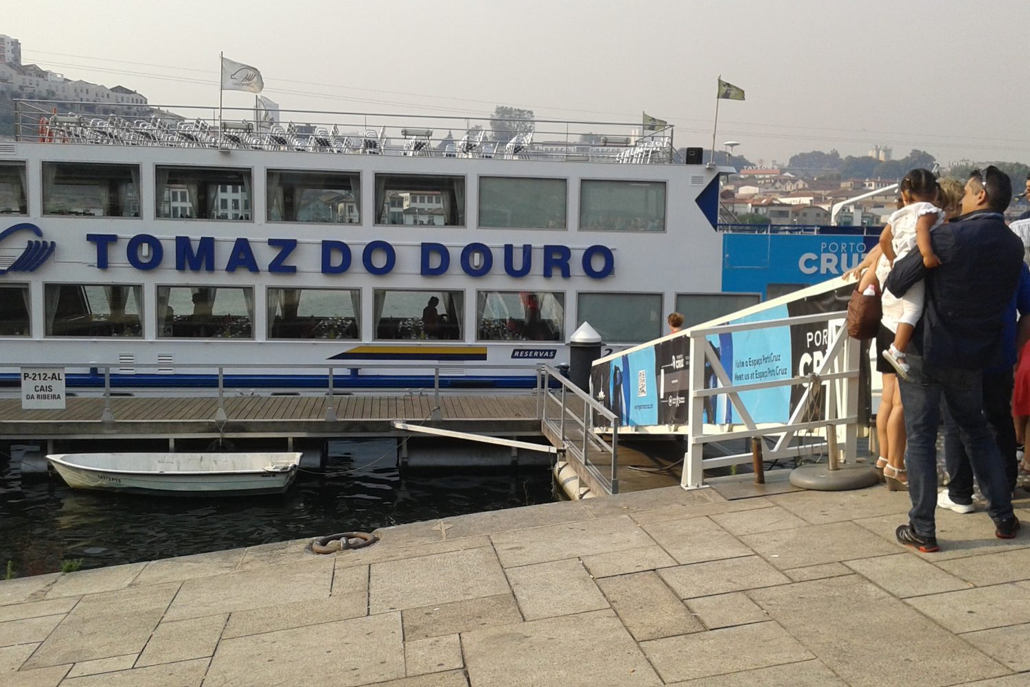 People taking place on the boat for a douro cruise - Cópia - Cópia