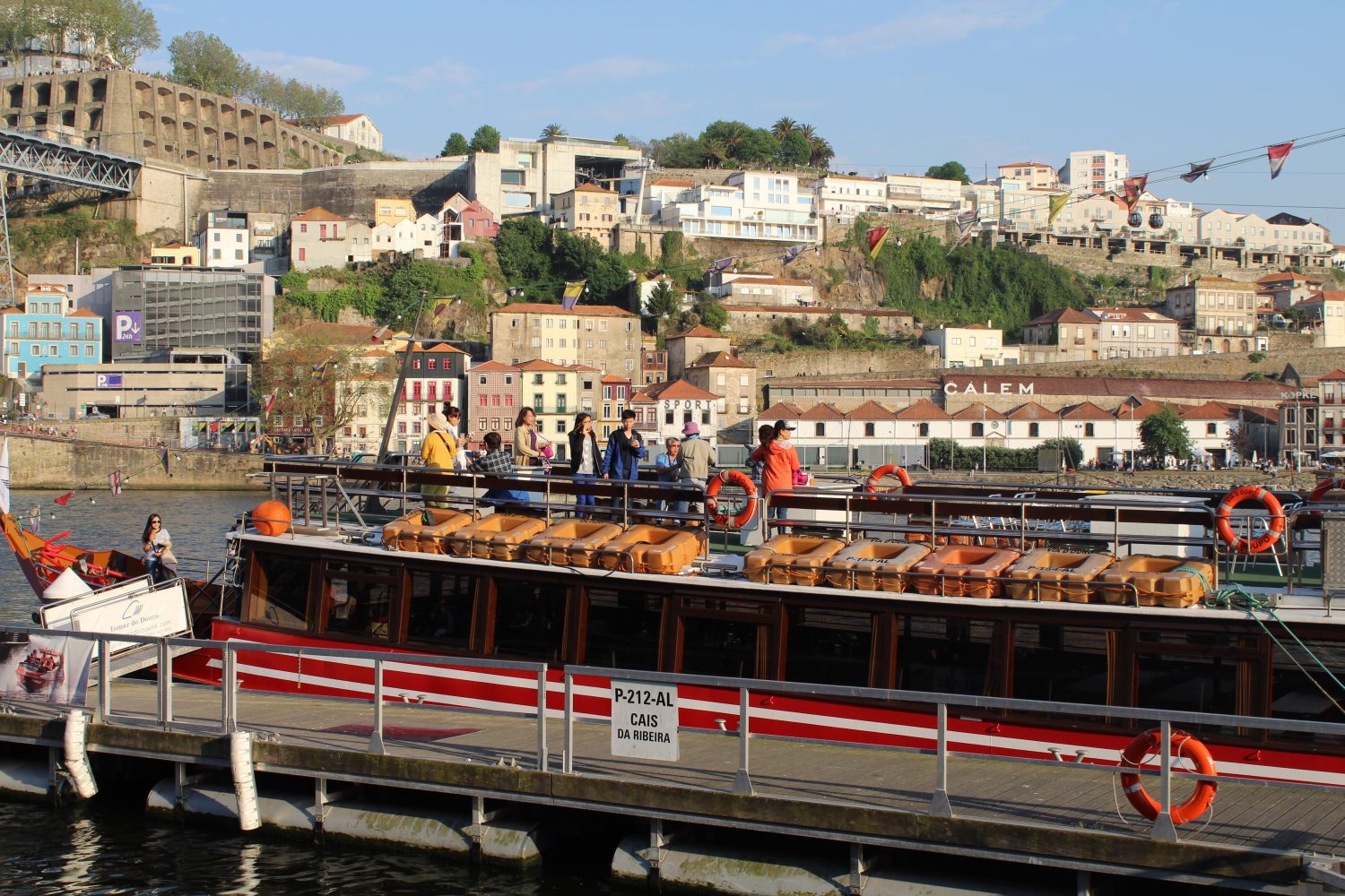 grupo no deck do barco para cruzeiro com almoço ou jantar no rio douro