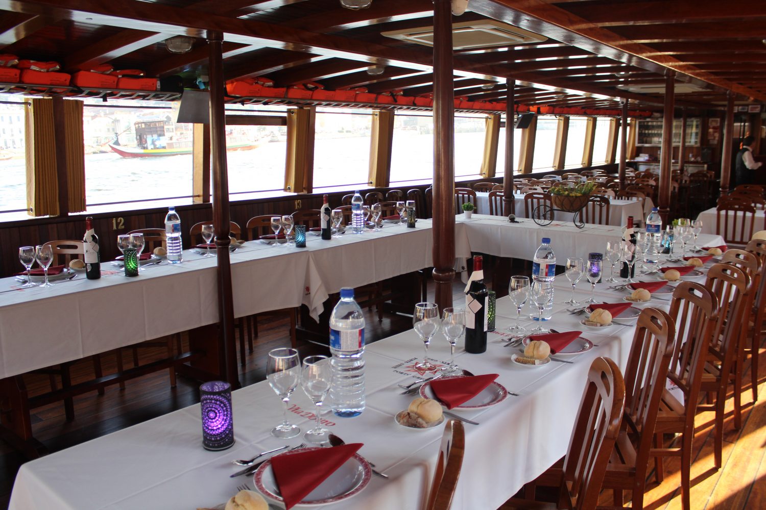 mesa posta no cruzeiro com almoço ou jantar no rio douro