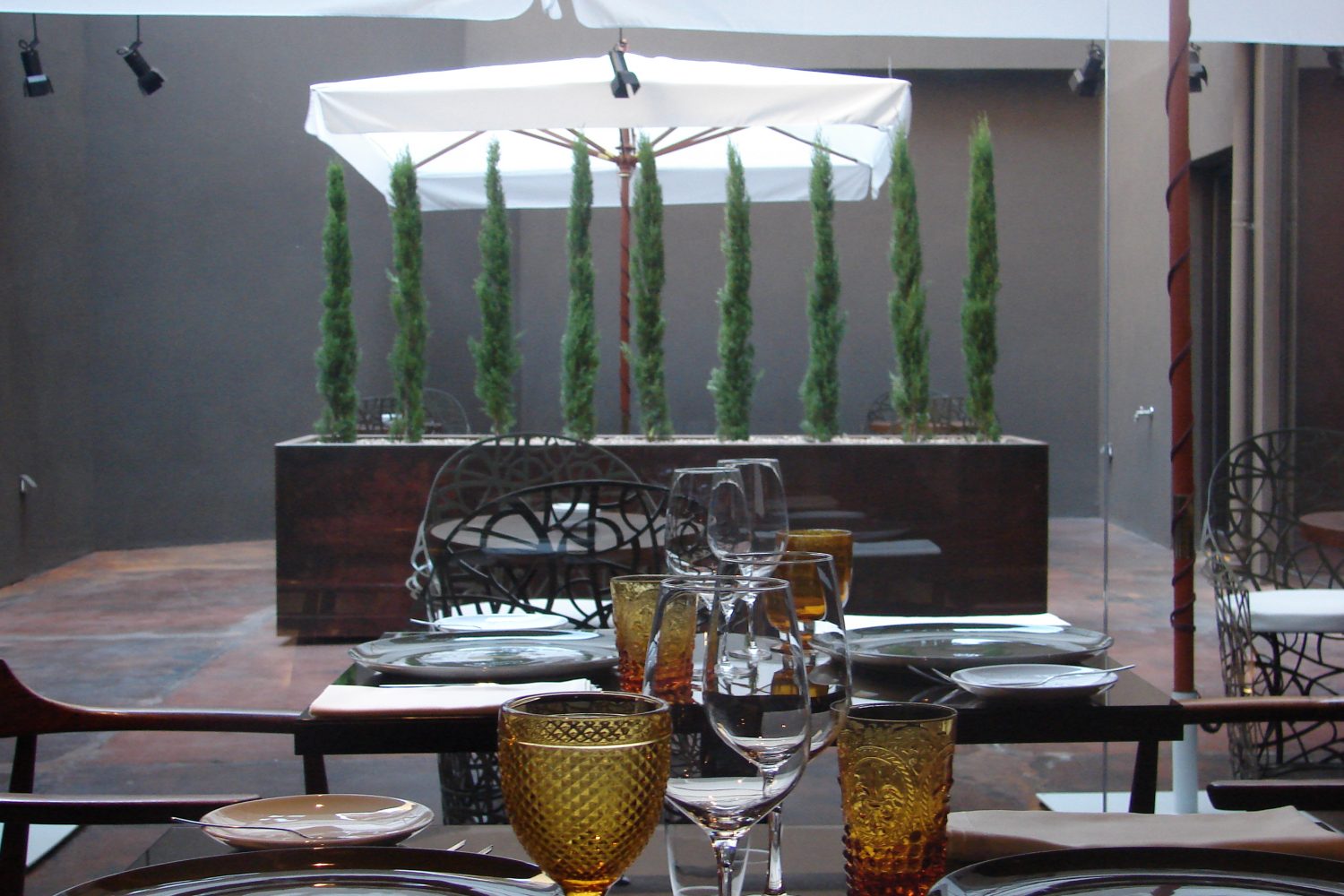 tables in front of the garden in the restaurant palco at hotel teatro