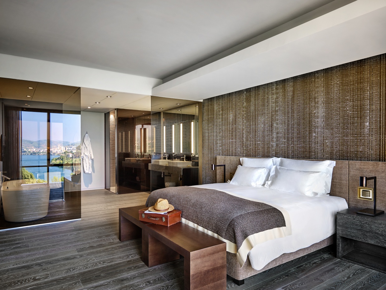 Quinta Panorama Suite bedroom view over hotel six senses douro